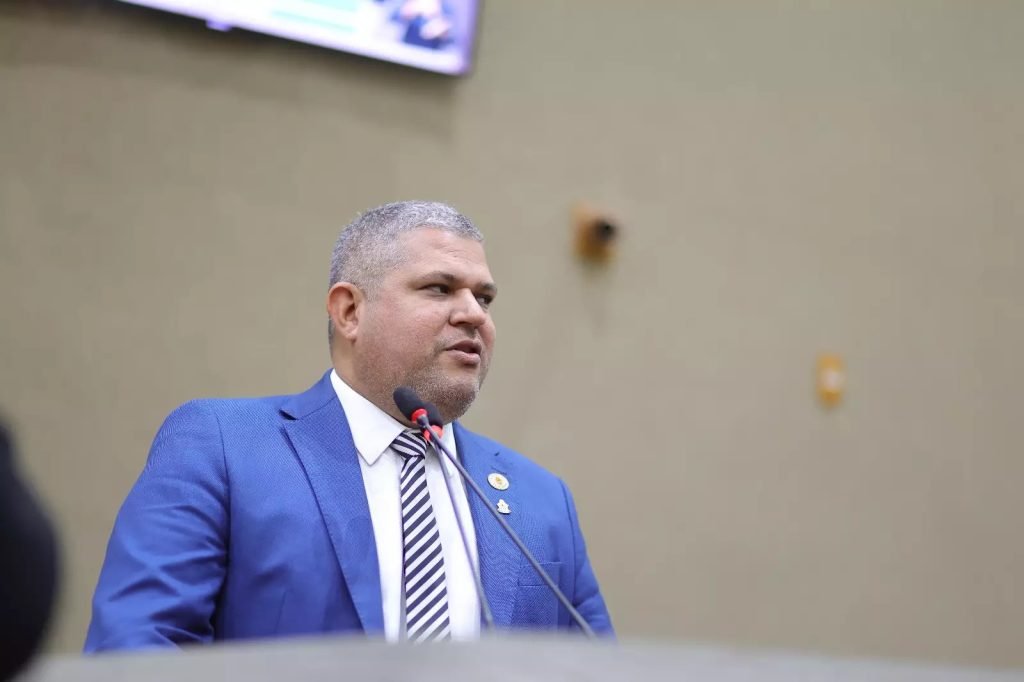 foto de Elan Alencar durante sessão do TRE-AM