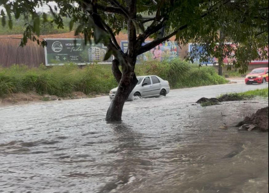 Alagamento na avenida Torquato Tapajós em Manaus devido a forte chuva