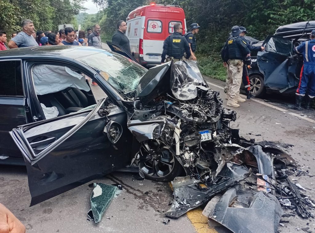Imagem do local do acidente na BR-174 com veículos envolvidos