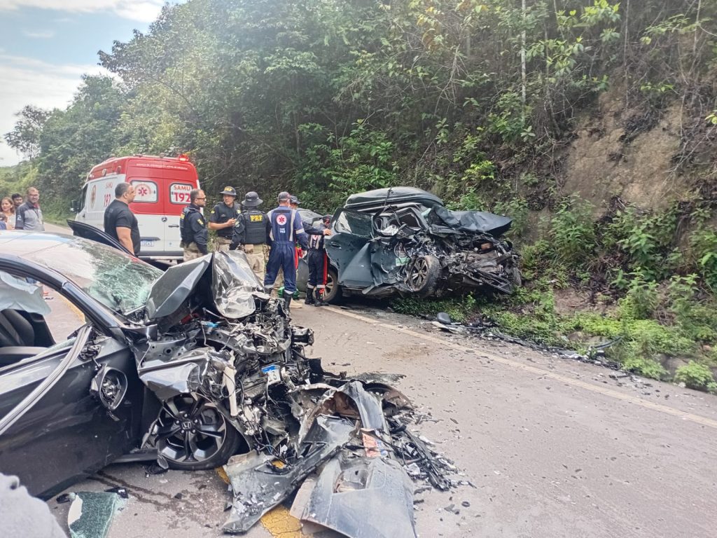 Imagem do local do acidente na BR-174 com veículos envolvidos