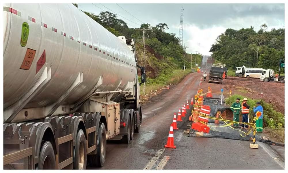imagem da br-174 interditada durante a noite no amazonas