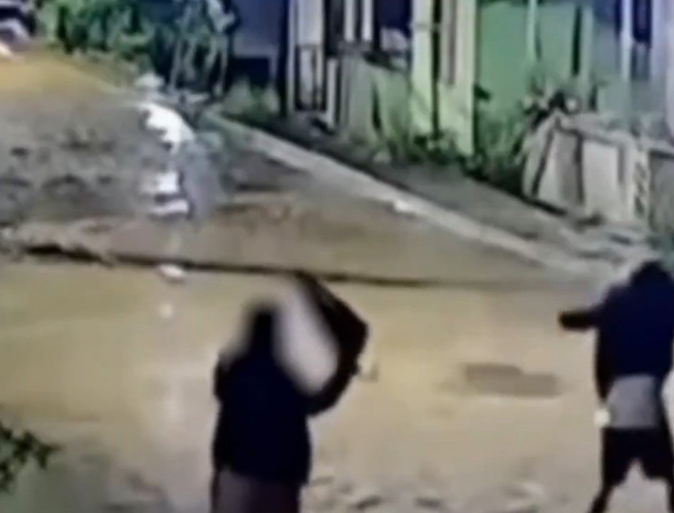 Idosa enfrentando assaltante com sombrinha em Atalaia do Norte