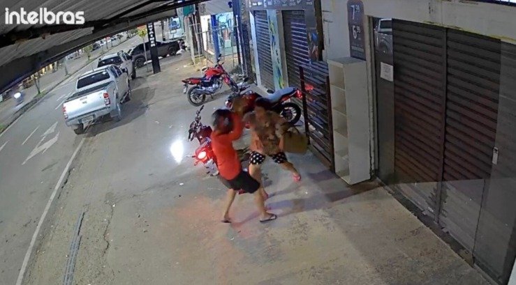 imagem de idosa reagindo a assalto armado em manaus