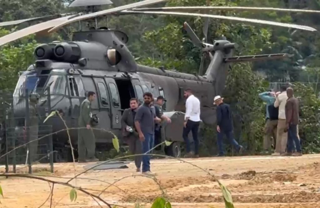 Lula embarcando em helicóptero da FAB para sobrevoo da BR-319