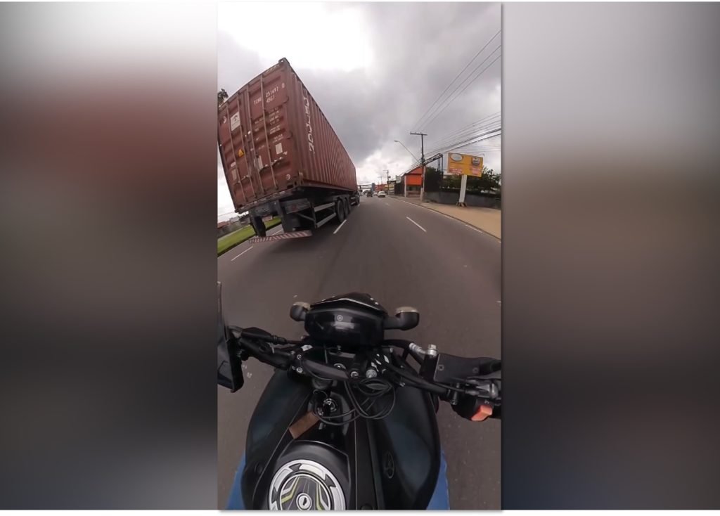 carreta realizando manobras perigosas na avenida max teixeira em manaus