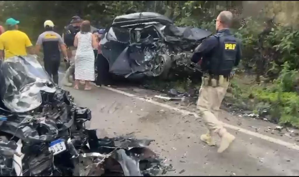 carros destruídos após acidente na br-174