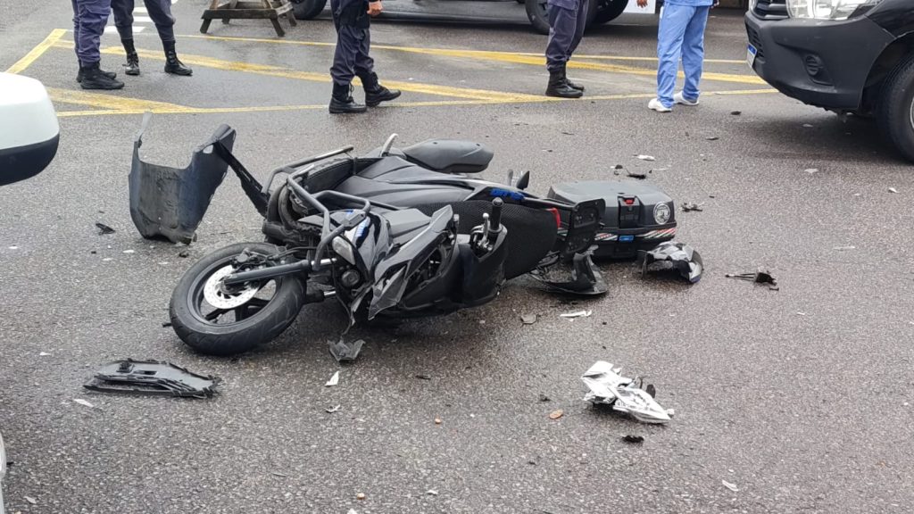 Vídeo registra colisão entre motocicleta e caminhonete em Manaus