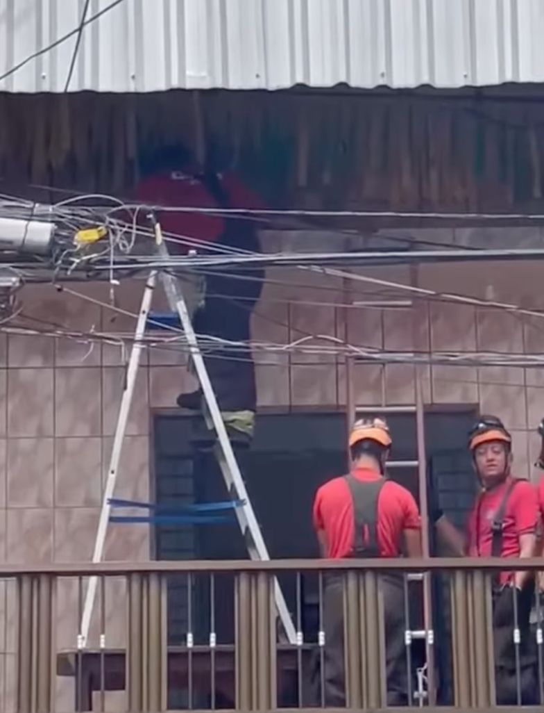 homem recebe atendimento após descarga eletrica ao instalar decoracao de copa do mundo