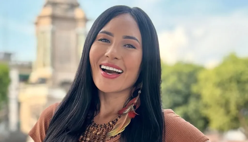 Arleane Marques durante evento de eleição como presidente da escola de samba A Grande Família