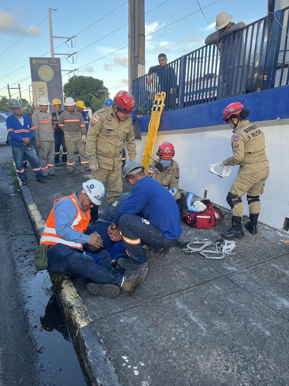 Trabalhador caindo de poste durante manutenção em Manaus