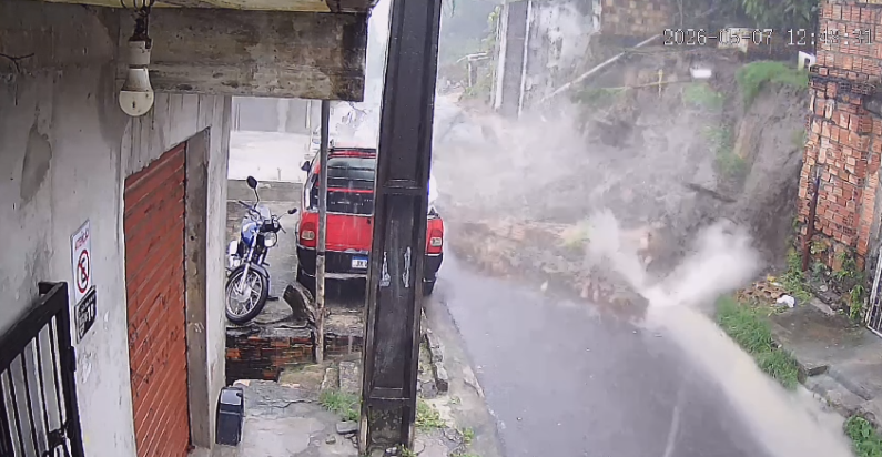 muro de contenção desabando durante chuva em manaus