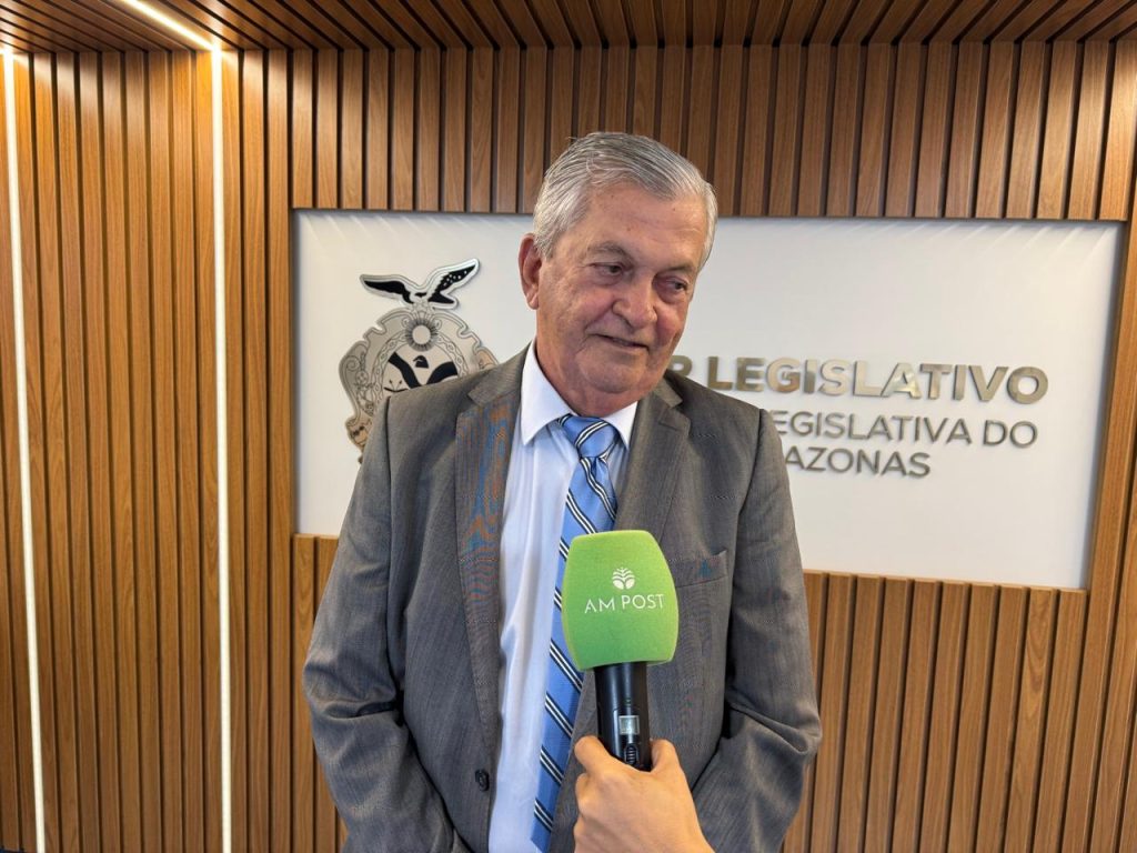 Jorge de Souza Lima recebendo a Medalha Ruy Araújo na ALEAM