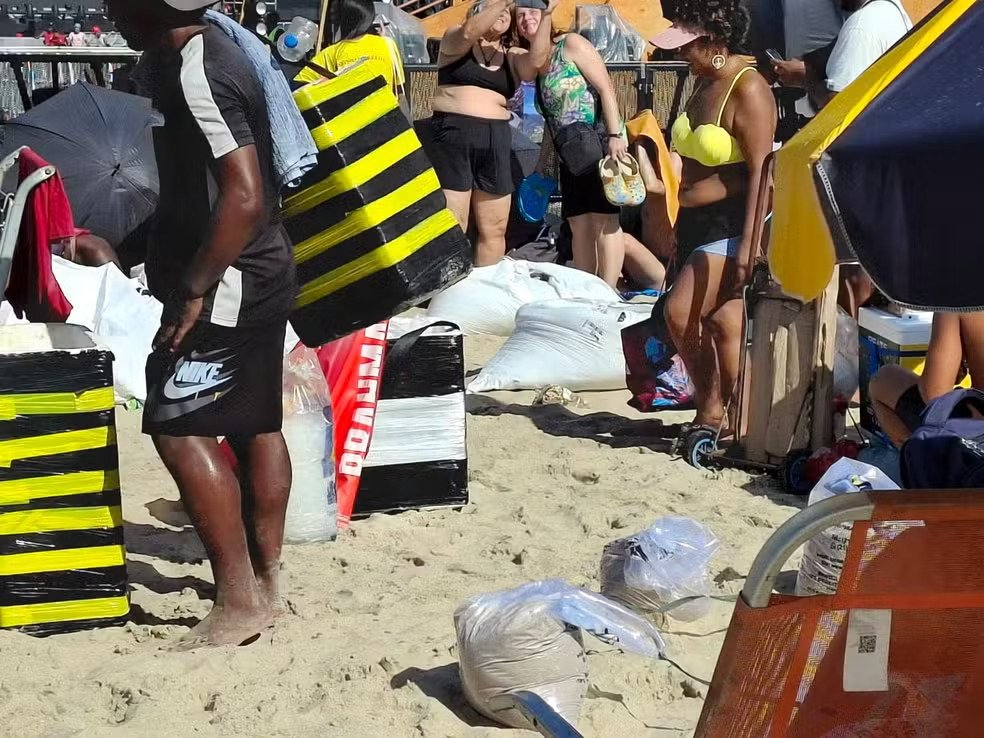 ambulantes vendendo sacos de areia como camarotes para show da cantora shakira