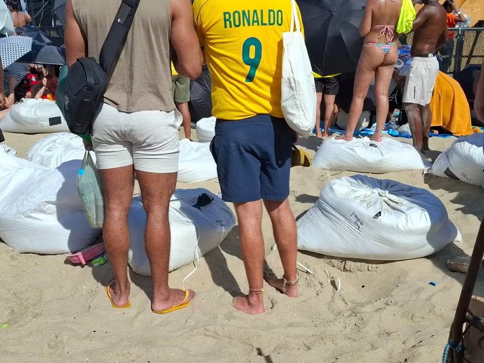 ambulantes vendendo sacos de areia como camarotes para show da cantora shakira