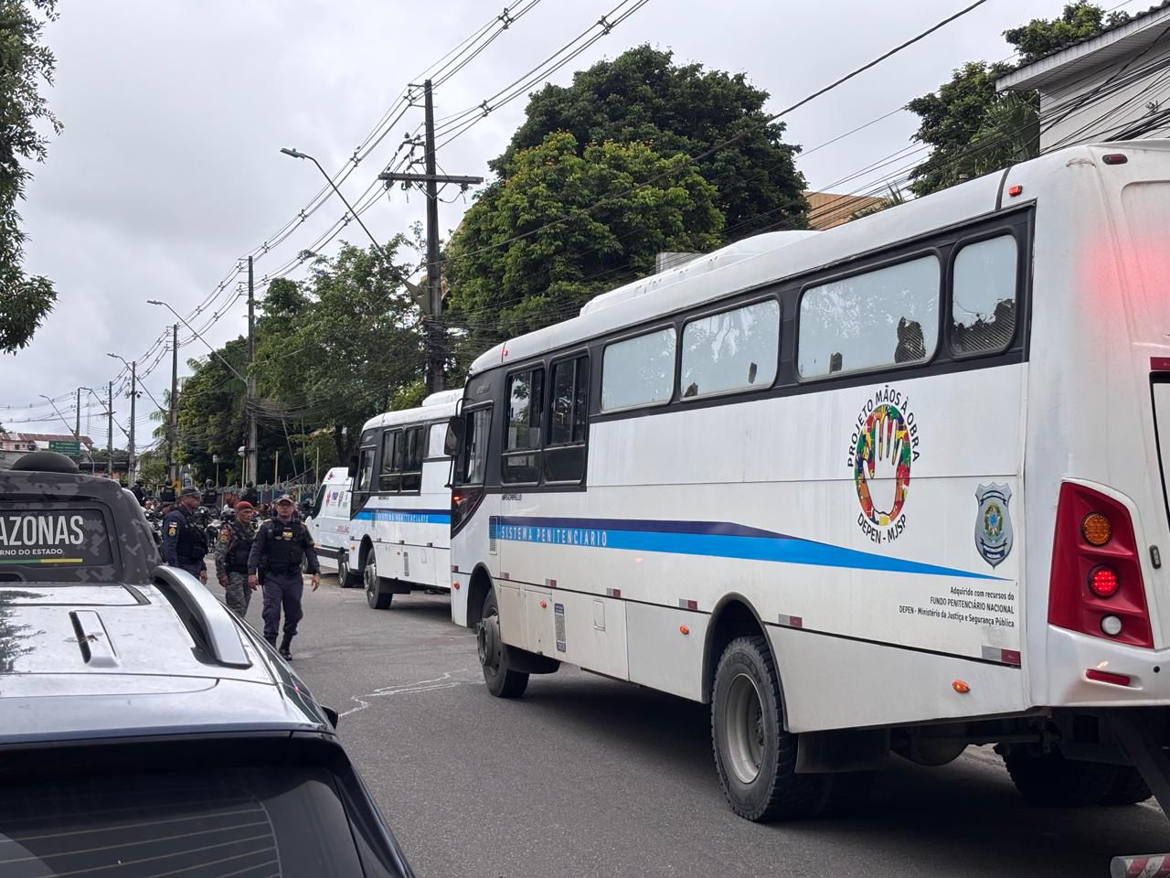 Movimentação de ônibus e viaturas durante a transferência de policiais militares presos em Manaus