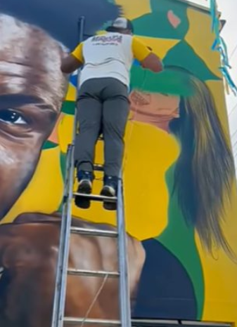 Mural na Rua República da Argentina destacando Vinícius Júnior após a remoção de Virginia Fonseca