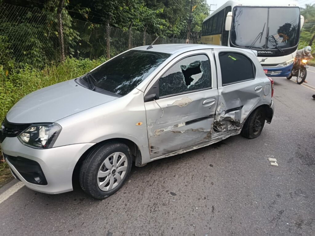 Veículos colididos na avenida Santos Dumont em Manaus com equipes de resgate e bombeiros no local do acidente.