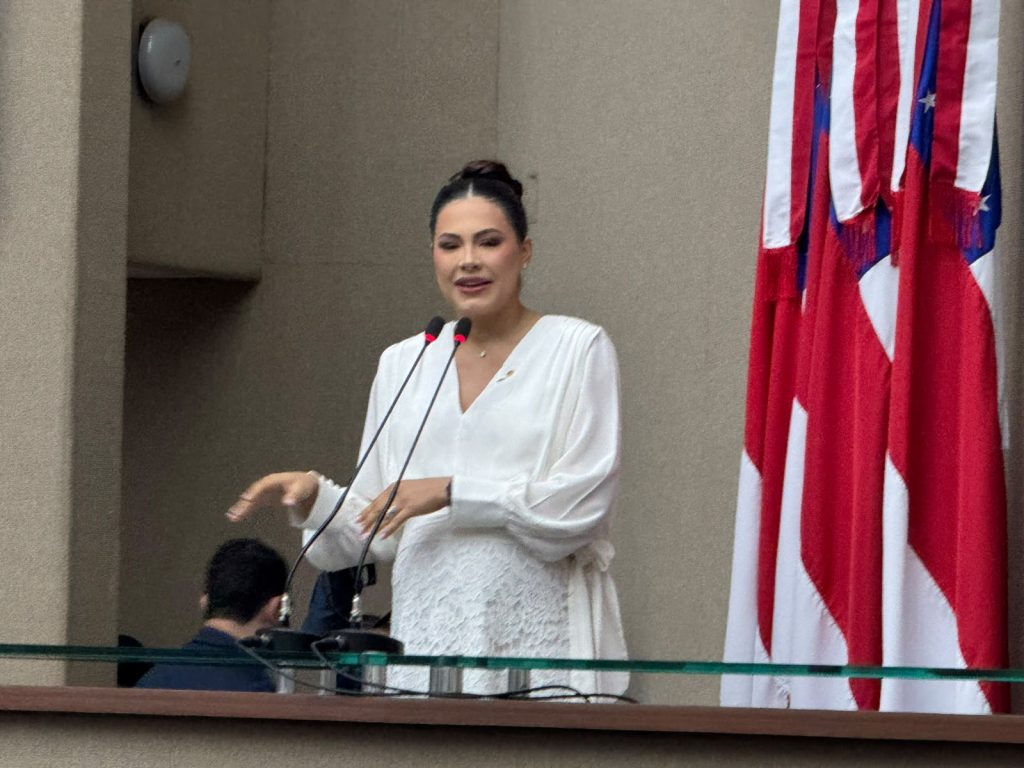 Brena Dianná durante sua posse como deputada estadual na Assembleia Legislativa do Amazonas.