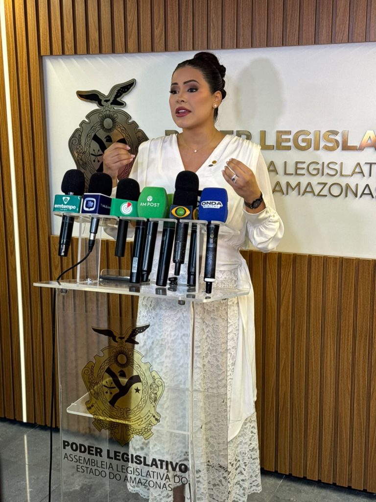 Brena Dianná durante sua posse como deputada estadual na Assembleia Legislativa do Amazonas.