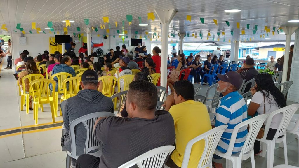 Barco Hospital São João XXIII realizando atendimentos médicos em Beruri