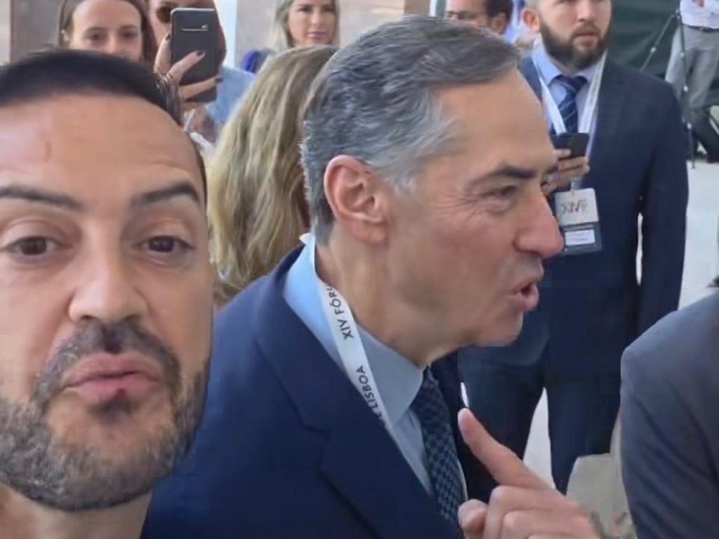 jornalista sergio tavares confronta barroso no forum de lisboa