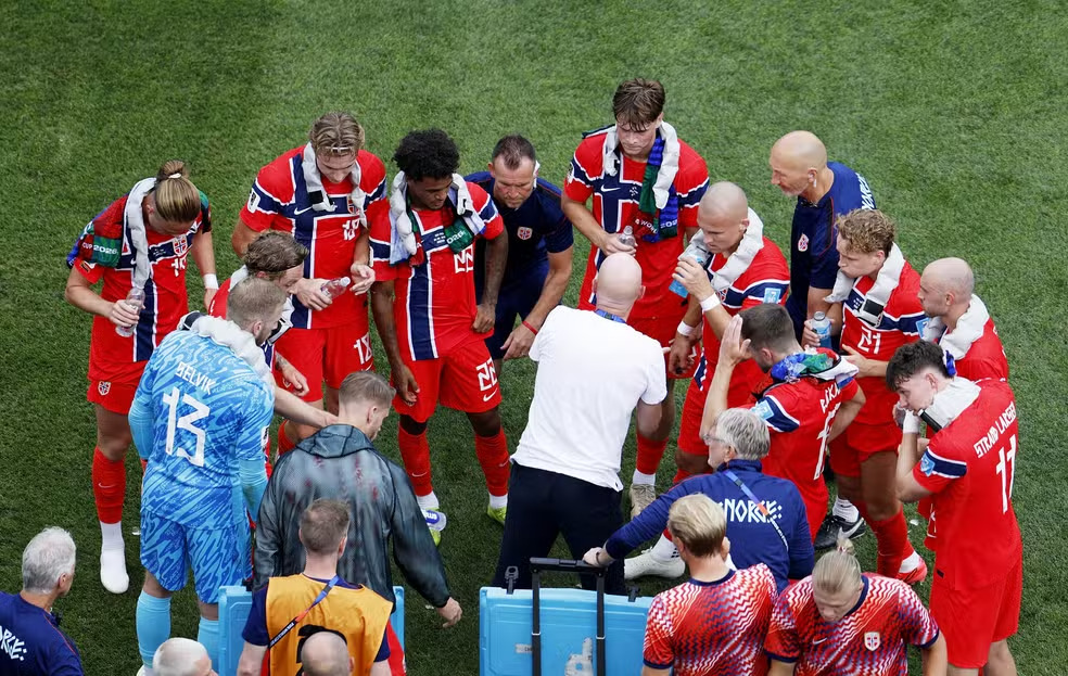 Solbakken conversa com o time reserva da Noruega durante partida contra a França