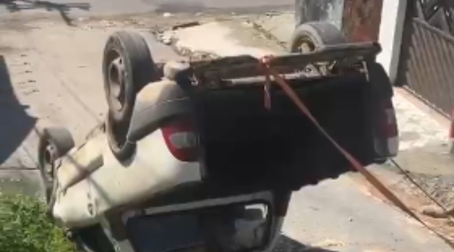 Carro capotado na ladeira do Parque das Nações em Manaus