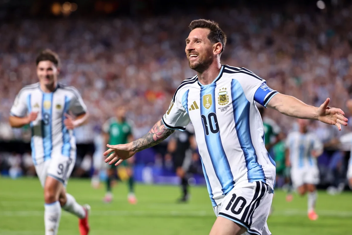 Lionel Messi comemorando seus três gols na vitória da Argentina sobre a Argélia na Copa do Mundo de 2026