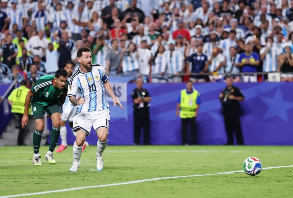 Lionel Messi comemorando seus três gols na vitória da Argentina sobre a Argélia na Copa do Mundo de 2026