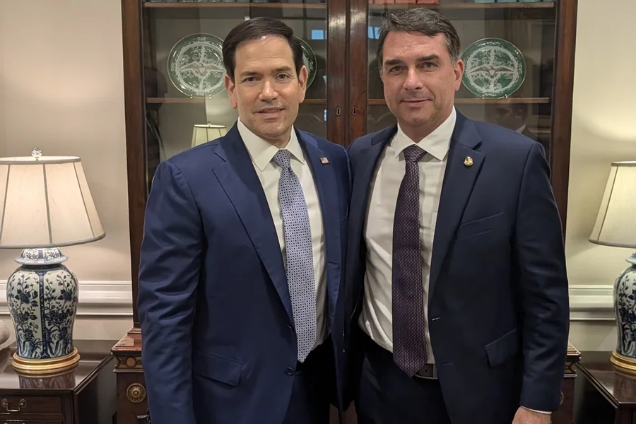 Flávio Bolsonaro discute tarifas dos Estados Unidos com Marco Rubio