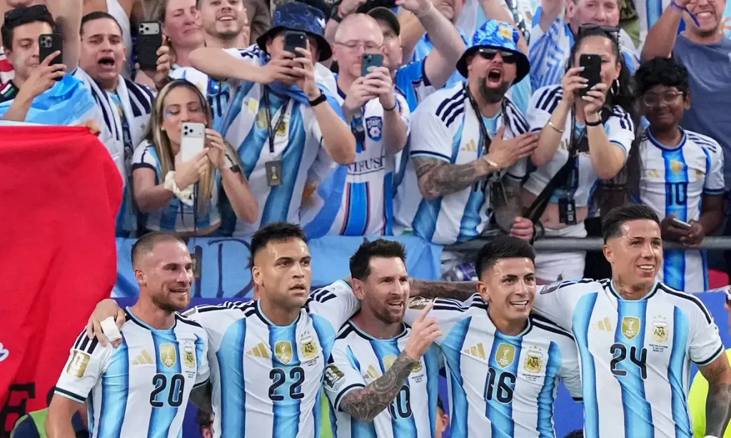 Jogadores de futebol em disputa de bola durante partida da Copa do Mundo de 2026