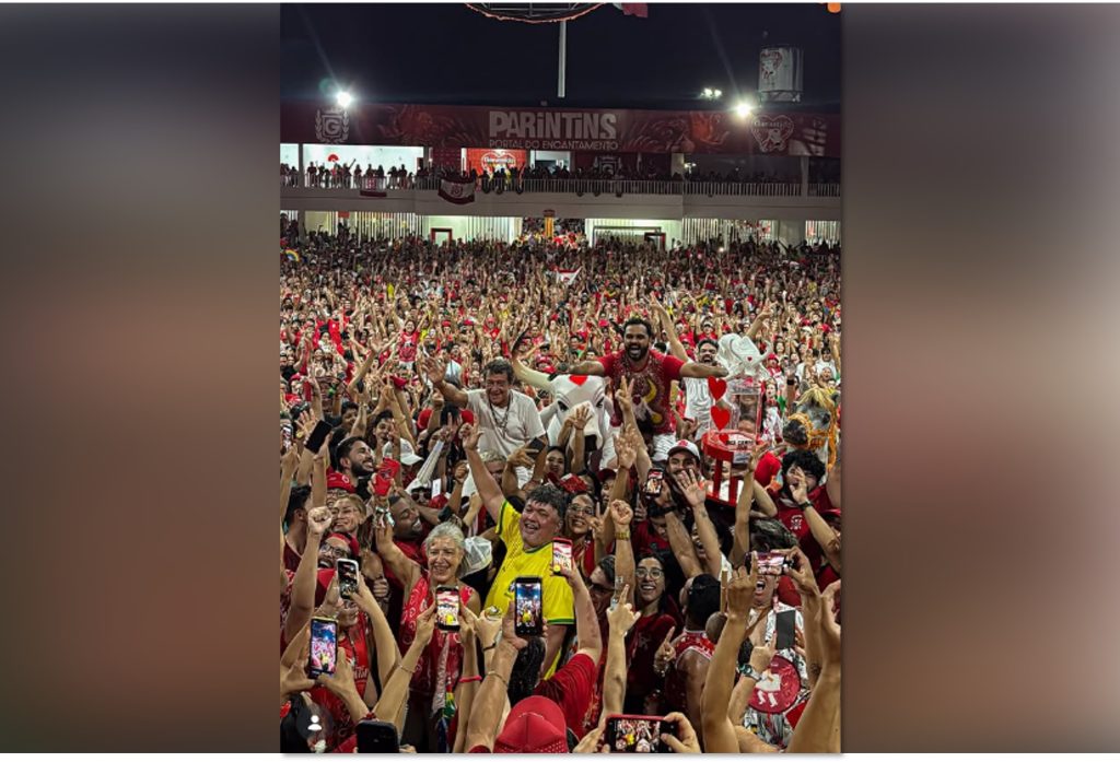Torcida do Garantido celebra no Curral Lindolfo Monteverde após festival de Parintins