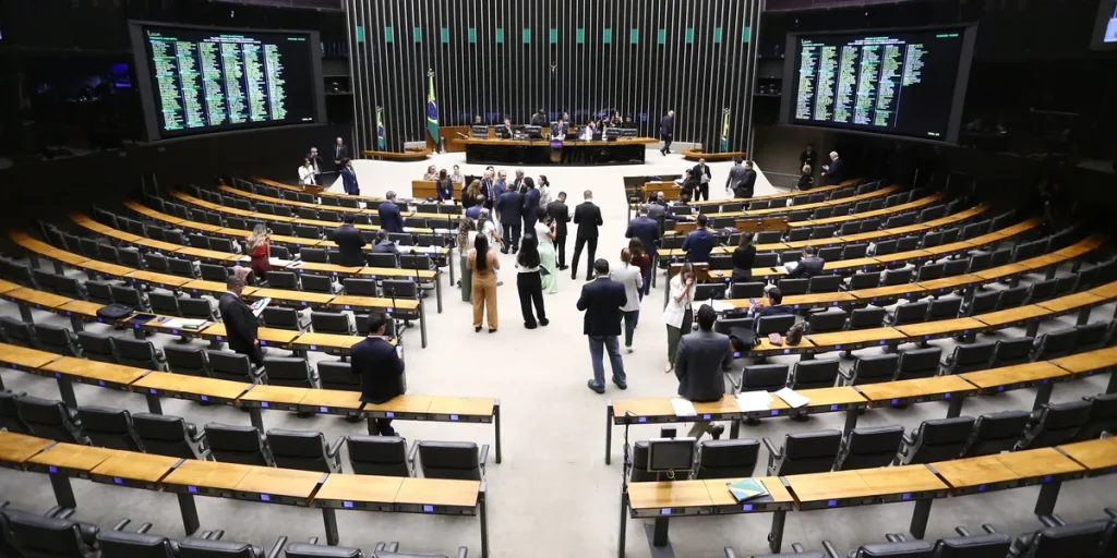 Foto de Vinicius Loures da Câmara dos Deputados sobre projeto de lei do governo Lula