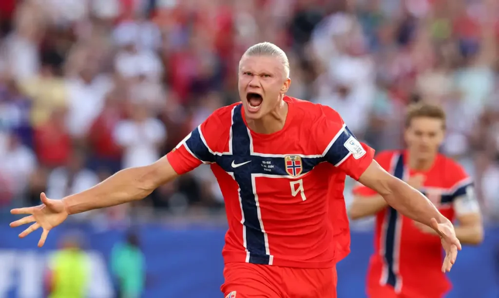 Erling Haaland comemora gol na vitória da Noruega contra o Iraque na Copa do Mundo