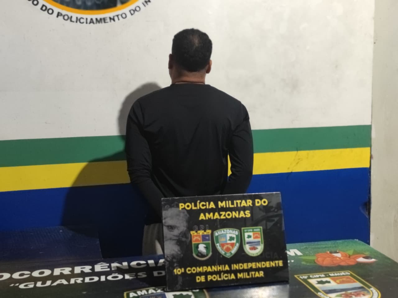 Policiais militares realizam abordagem durante patrulhamento da Operação Segurança Presente nas ruas do município de Maués no Amazonas