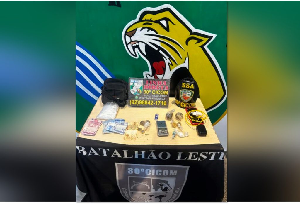 Homem preso por tráfico de drogas sendo levado pela polícia em Manaus