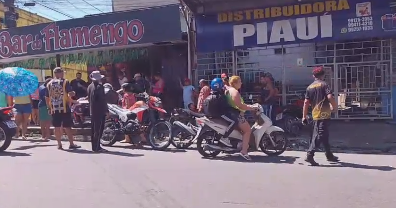 desabamento de mureta em parada de ônibus