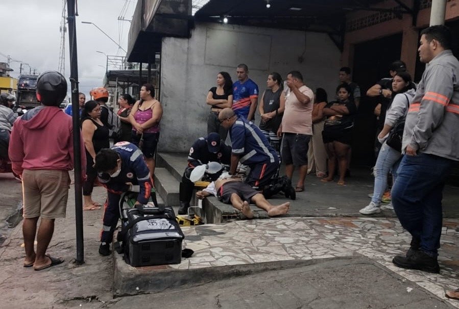 Homem sendo atendido por equipe do Samu na rua Nossa Senhora da Conceição em Manaus