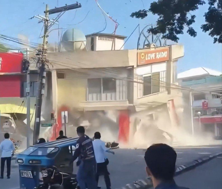 imagem do terremoto nas filipinas com destruição e equipes de resgate
