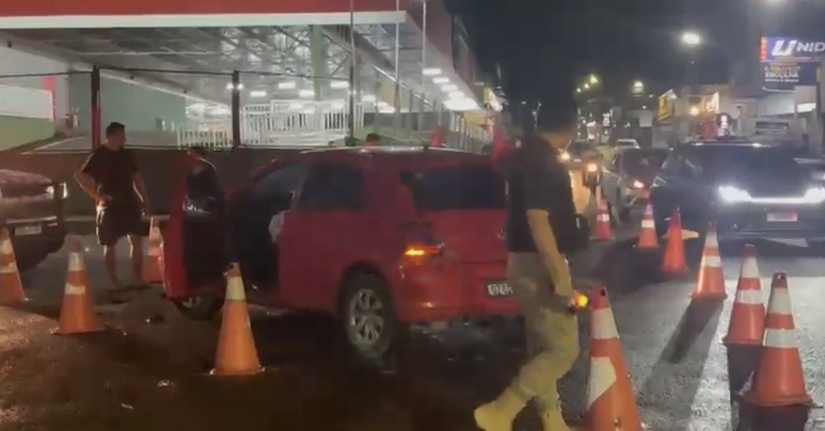 jovem motociclista gravemente ferido após colisão com carro em manaus