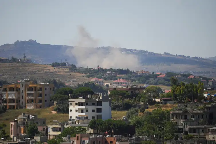 Imagem de ataques no sul do Líbano e reação do Hezbollah
