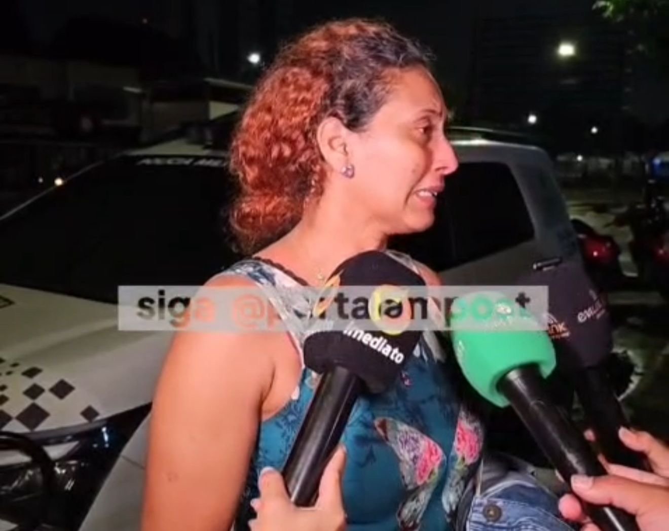Paula Cristina Souza emocionada durante entrevista após o julgamento dos acusados pela morte de Débora da Silva Alves em Manaus.
