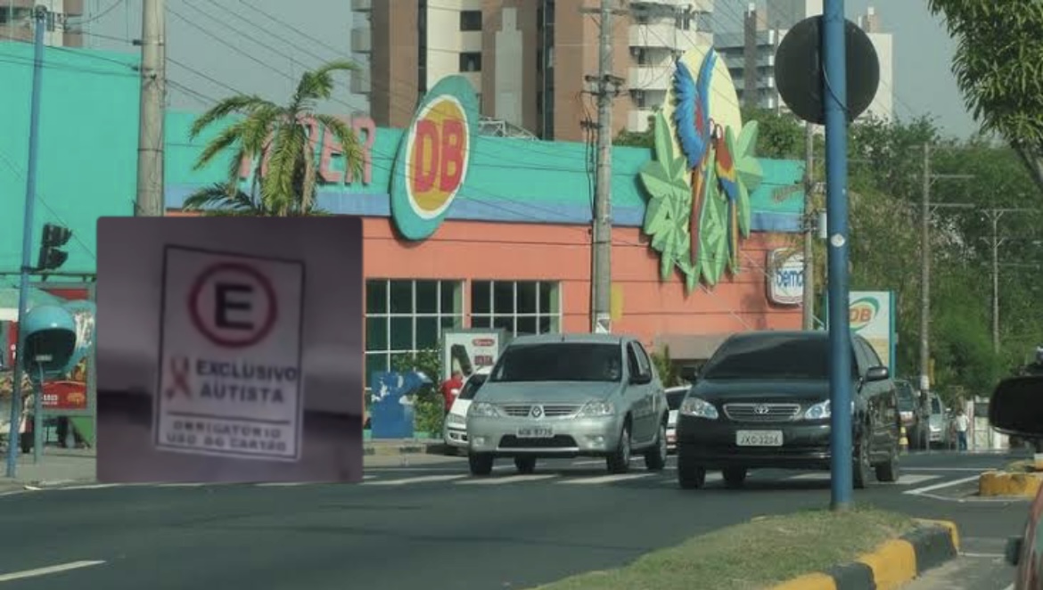 Motocicletas ocupando vagas reservadas para pessoas com autismo no estacionamento do supermercado DB em Manaus.