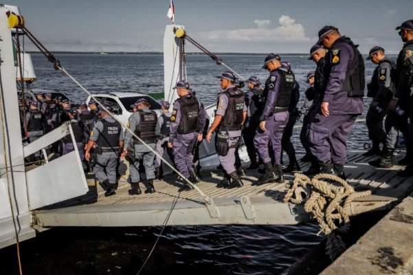 Policiais militares do Amazonas embarcando para o reforço de segurança no Festival de Parintins