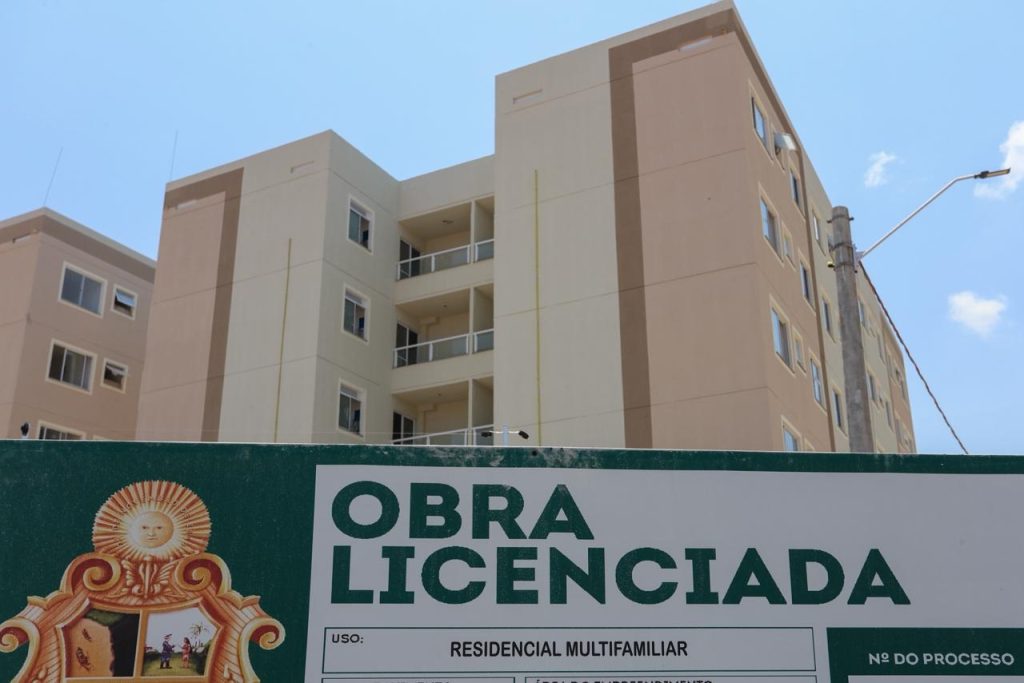 Placa informativa de obra pública em Manaus