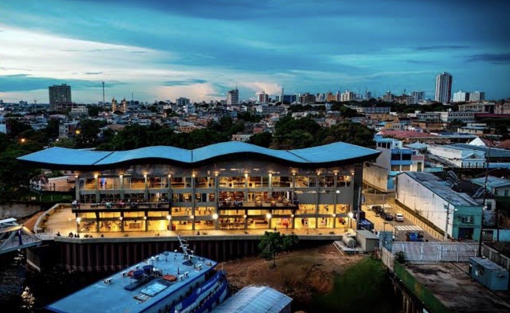 Imagem do novo Espaço do Turismo no Mirante Lúcia Almeida em Manaus, reunindo serviços para visitantes.