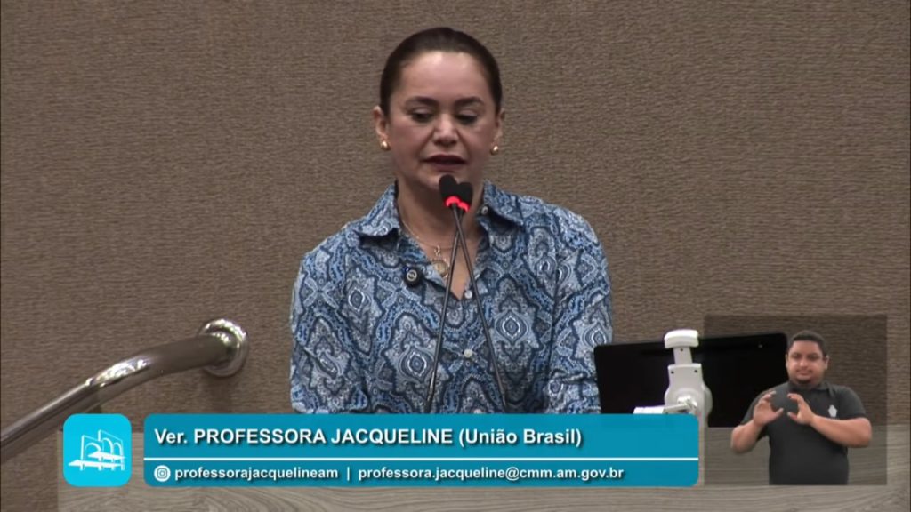 Professora Jacqueline durante pronunciamento na Câmara Municipal de Manaus