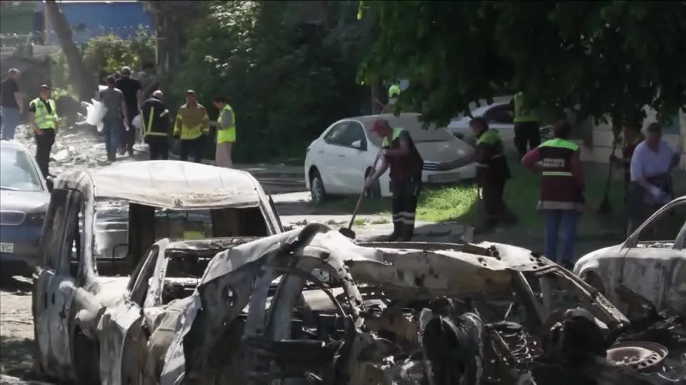 moradores de kiev limpam áreas afetadas por ataque russo