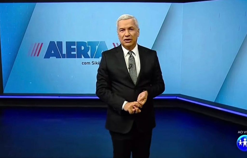 imagem do apresentador sikêra junior no programa alerta