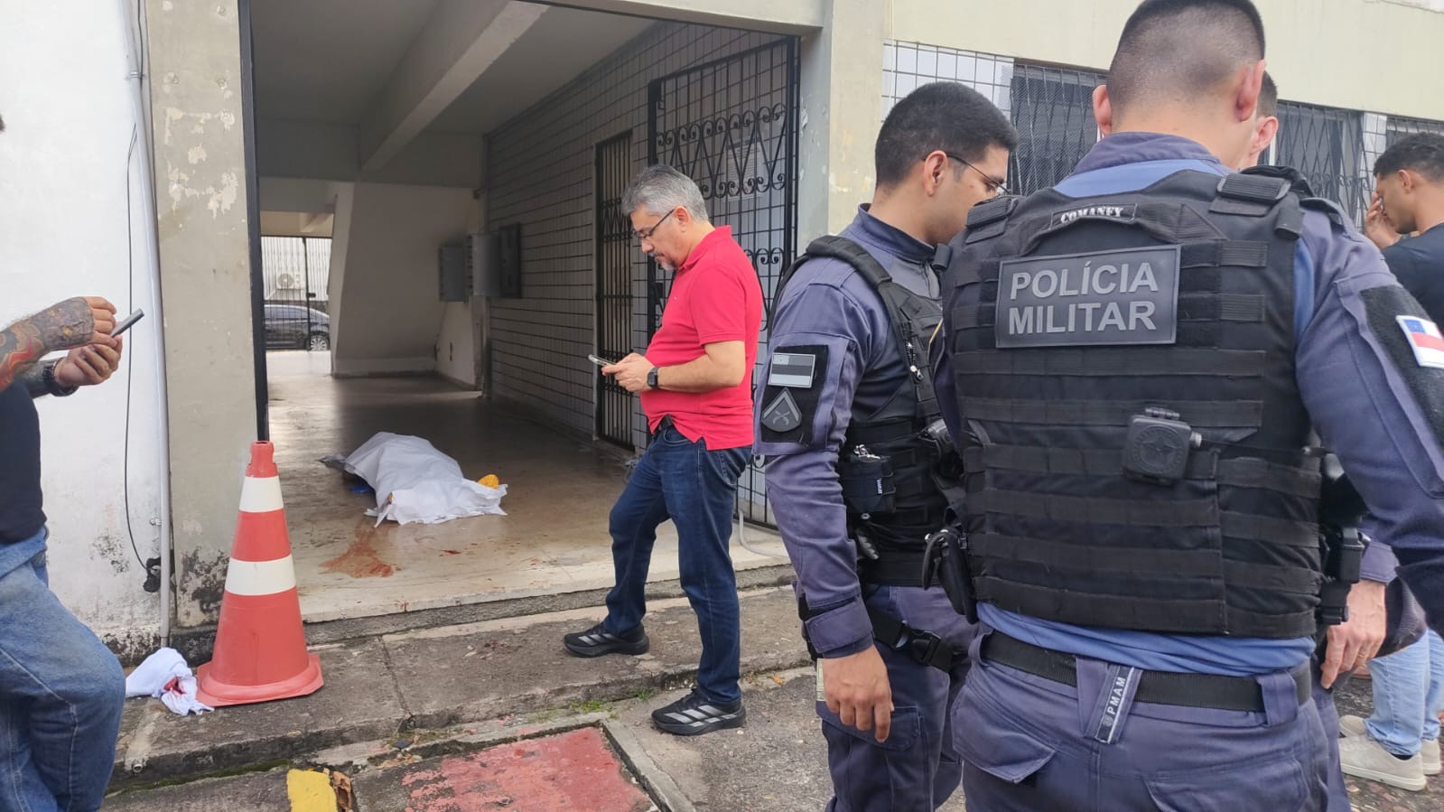 Policiais e viaturas no Conjunto Residencial Tocantins após crime de homicídio em Manaus